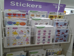 een rek met stickervellen een rek met stickervellen