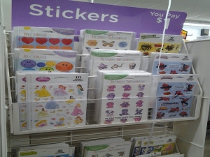 een rek met stickervellen