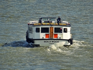 een boot met daarop een sticker