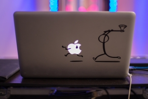 een laptop met daarop twee stickers