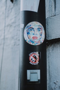 stickers op een lantaarnpaal