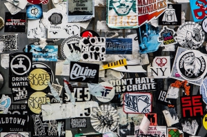 een muur vol stickers