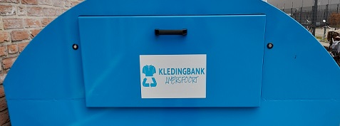 container met logosticker Kledingbank Amersfoort