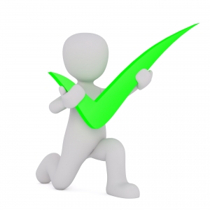 een poppetje met een groen vinkje in de handen