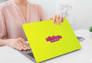 een vrouw met een laptop op schoot met daarop een 