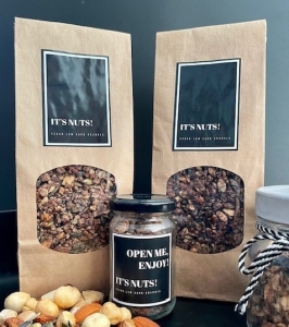 Verpakkingen van IT'S NUTS! met daarop etik