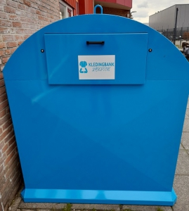 kledingcontainer met sticker erop