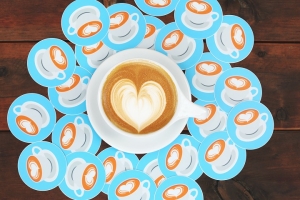 allerlei ronde stickers rondom ene kopje koffie