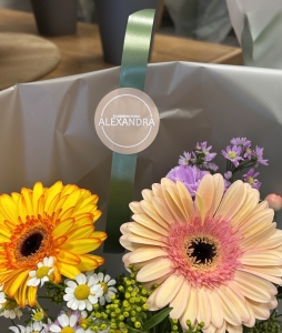 bos bloemen met sticker